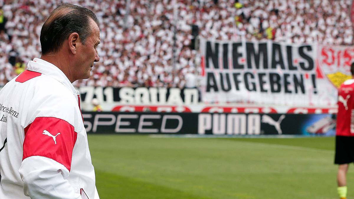 Weil Nachfolger Armin Veh beim VfB glücklos bleibt, wird Stevens schon wieder als Stuttgarter Retter gerufen. Erneut gilt für ihn das Motto "Niemals aufgeben!" Am Ende kitzelt er Höchstleistungen aus den Spielern heraus und treibt sie so zum Ligaverbleib