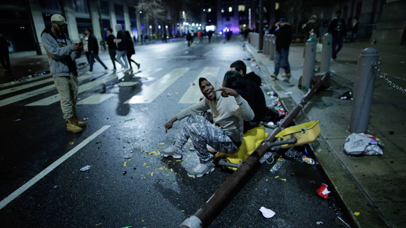 Schwere Krawalle nach Super Bowl