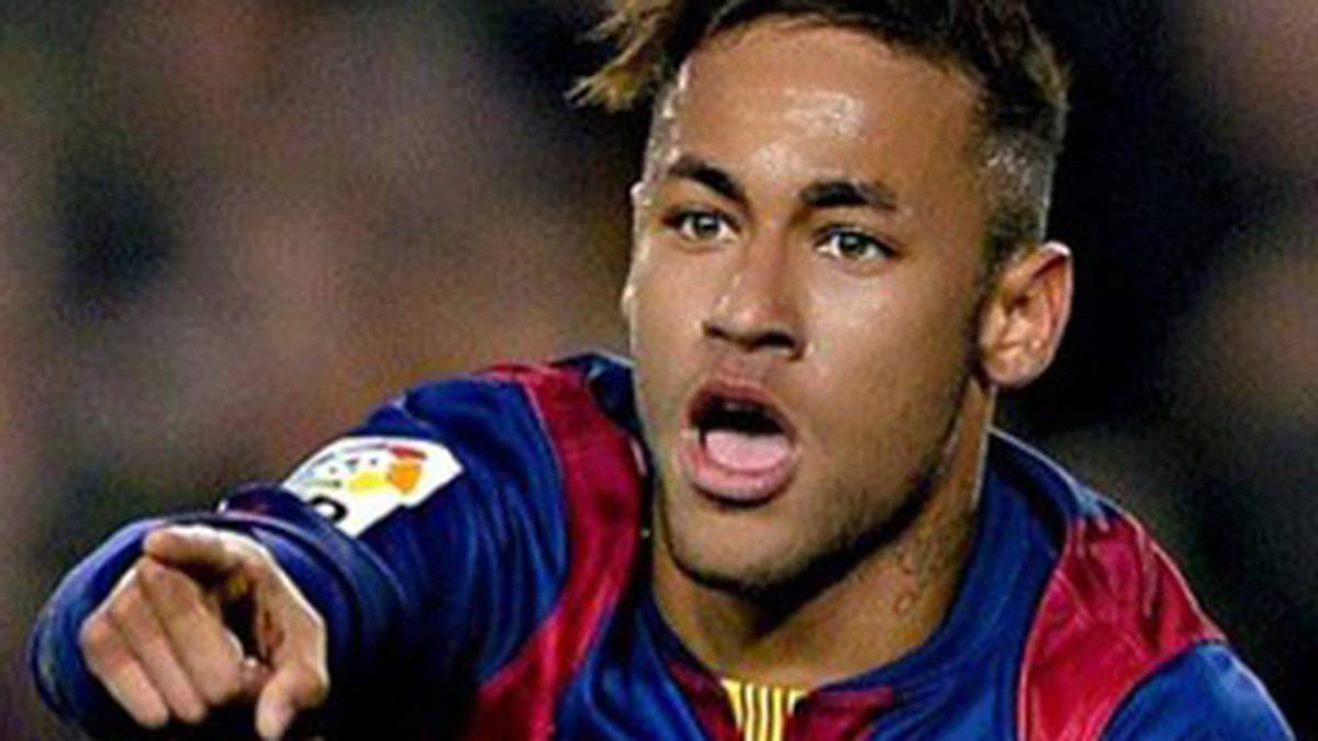 Um das Sichtfeld auf dem Platz nicht einzuschränken, wird der Pony während der Spiele einfach lässig zur Seite gekämmt