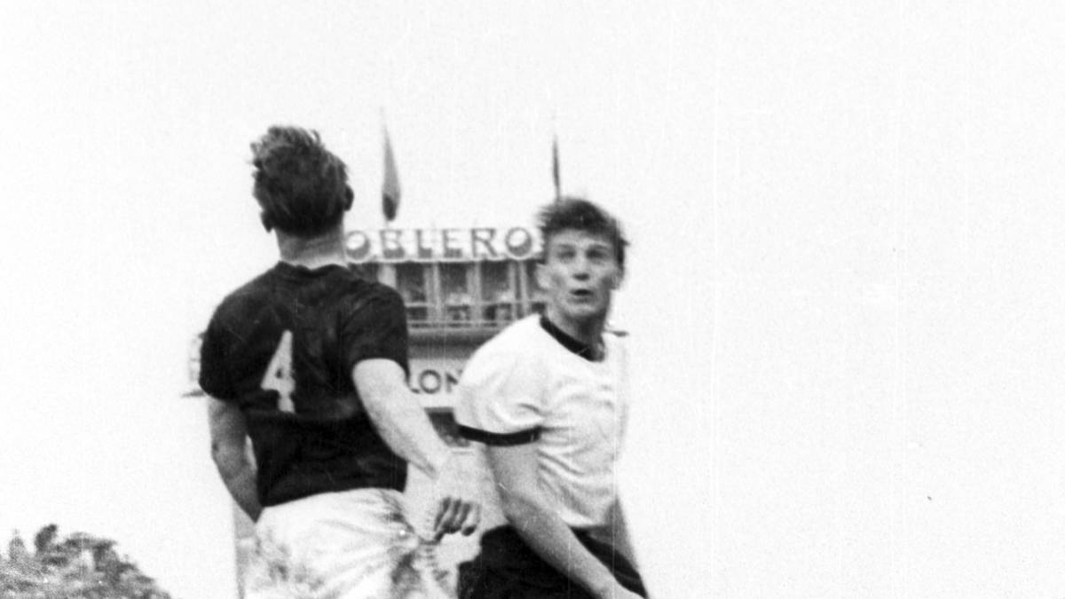 HANS SCHÄFER (Außenstürmer): "Schäfer nach innen geflankt", rief Herbert Zimmermann in seinem legendären Radio-Kommentar des Endspiels kurz vor dem 3:2 der Deutschen