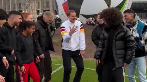Manuel Neuer wird von Instagramer und Tänzer Noel Robinson mit einer Tanzeinlage überrascht - der Clip hat bereits über 18 Millionen Klicks. 