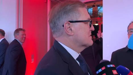 Bayerns Vorstandsvorsitzender Jan-Christian Dreesen erklärt, warum die NFL und die Bundesliga nicht zu vergleichen sind. 