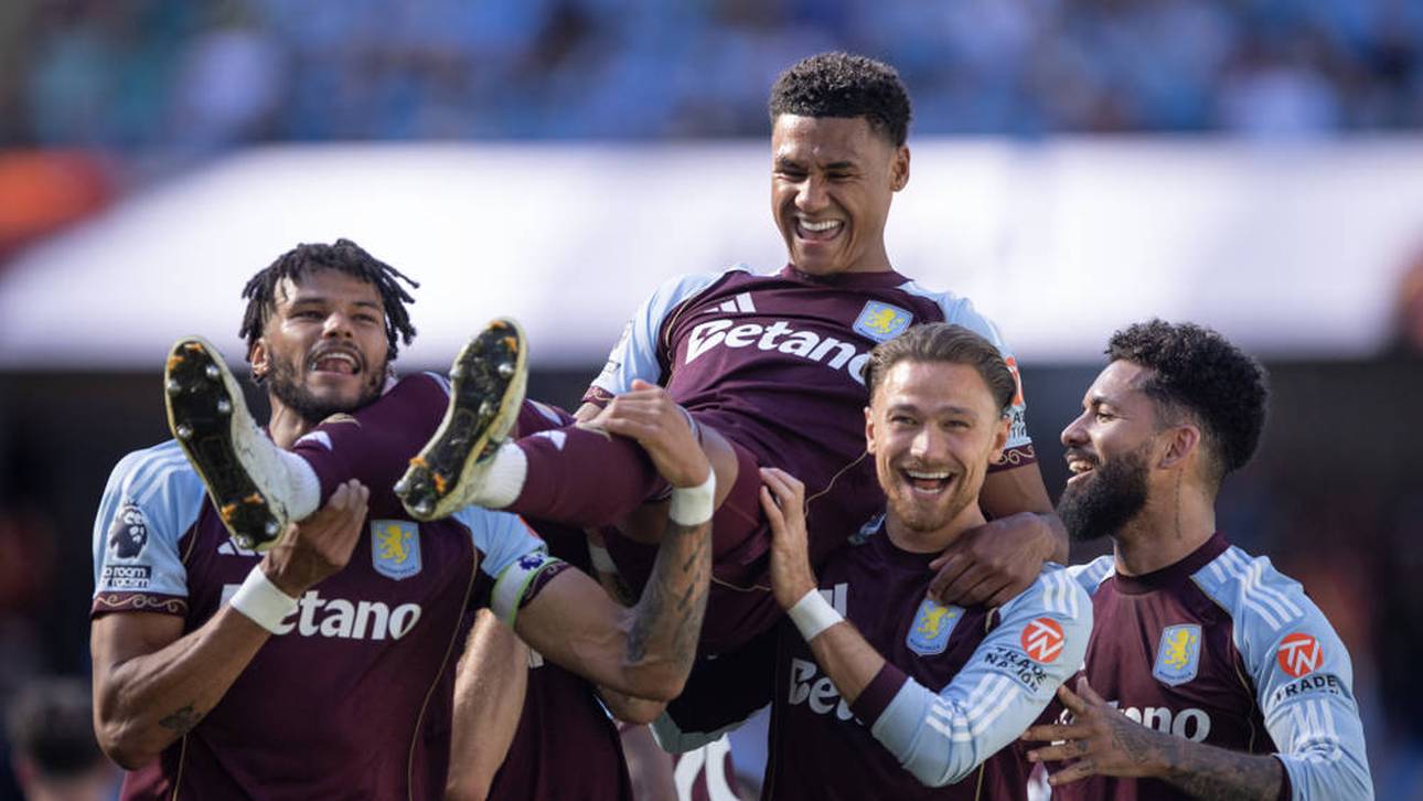 Ein letztes Mal von den Kollegen gefeiert: Ollie Watkins (m.) verlässt Aston Villa