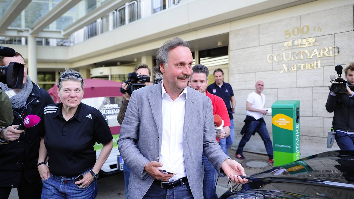 Wenige Tage vor seinem 60. Geburtstag steht er kurz vor einem erneuten Comeback als Trainer. Hannover 96 verhandelt mit ihm als potenziellem Nachfolger des entlassenen Tayfun Korkut. Ein weiteres Engagement als Feuerwehrmann bleibt ihm jedoch verwehrt. Michael Frontzeck wird Neururer vorgezogen