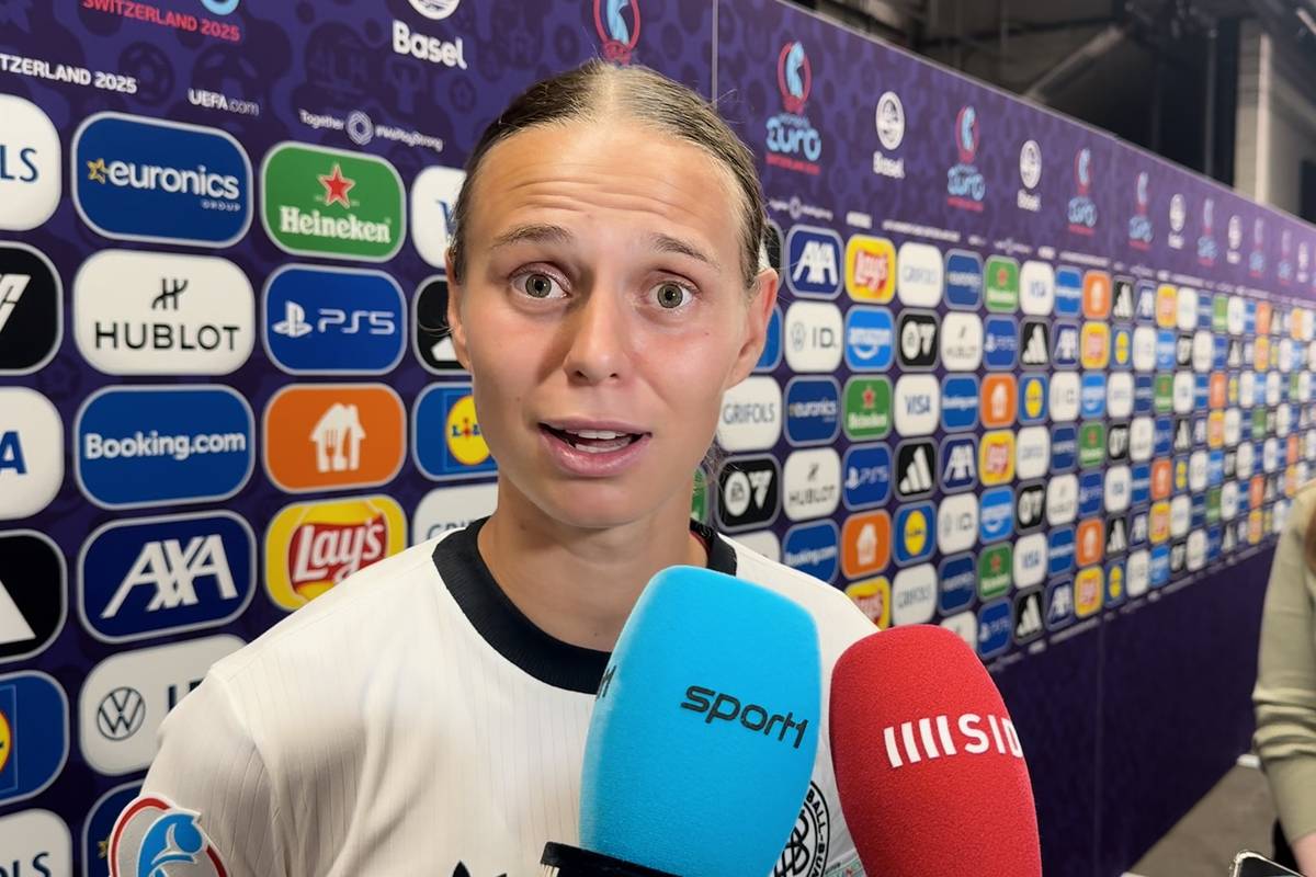 Torhüterin Ann-Katrin Berger avanciert im EM-Viertelfinale zwischen Deutschland und Frankreich zur Matchwinnerin. Hinterher wird sie von ihren Teamkolleginnen Klara Bühl und Elisa Senß gefeiert.