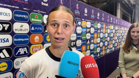 Torhüterin Ann-Katrin Berger avanciert im EM-Viertelfinale zwischen Deutschland und Frankreich zur Matchwinnerin. Hinterher wird sie von ihren Teamkolleginnen Klara Bühl und Elisa Senß gefeiert.