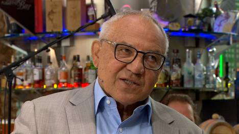 Felix Magath wird als Stargast im FIROCKX.ONE WM Doppelpass direkt zu Sendungsbeginn gefragt, wie er die Zukunftsaussichten der deutschen Nationalmannschaft unter Jürgen Klopp bewertet. Dabei kann sich die Trainerlegende eine Spitze gegen Julian Nagelsmann nicht verkneifen.