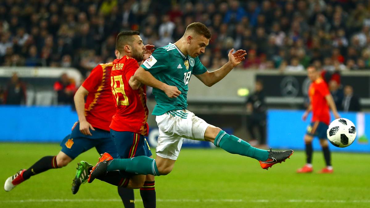 JOSHUA KIMMICH: Dass er vor der Partie als Nationalspieler des Jahres ausgezeichnet wurde, nahm ihm offenbar etwas von seiner Konzentration. Wirkte ungewohnt fahrig, unpräzise, fehlerhaft und wurde so zur deutschen Achillesferse der ersten Halbzeit. Steigerte sich nach der Pause, konnte den Gesamteindruck aber nicht mehr korrigieren. SPORT1-Note: 4,5