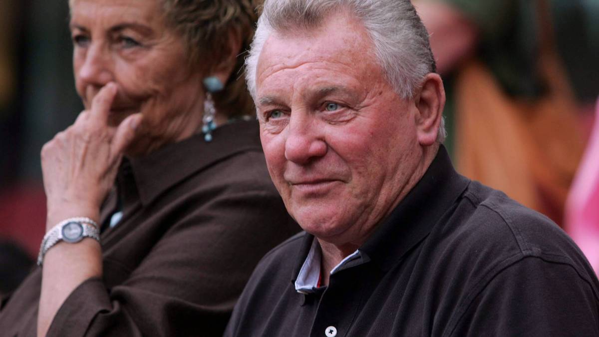 Als einziger der 1954er-Mannschaft bei insgesamt drei WM-Turnieren dabei (1954, 1958, 1962). 1963 Deutschlands Fußballer des Jahres. Mit dem 1. FC Köln erster Titelträger der Bundesliga. Betrieb später eine Tankstelle in Köln, war Co-Trainer des FC und Repräsentant einer Werbeservicefirma. Mitglied des Ehrenrats des 1. FC Köln. Starb 2017 im Alter von 90 Jahren