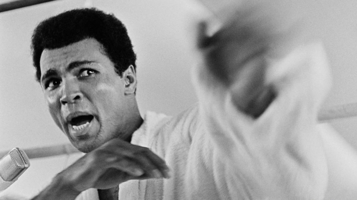 Ali verlor 1967 seine US-Boxlizenzen, weil er den Militärdienst verweigerte und gegen den Vietnamkrieg protestierte. Er wurde wegen seiner kritischen, oft auch radikalen Haltung auch eine Symbolfigur der Bürgerrechtsbewegung