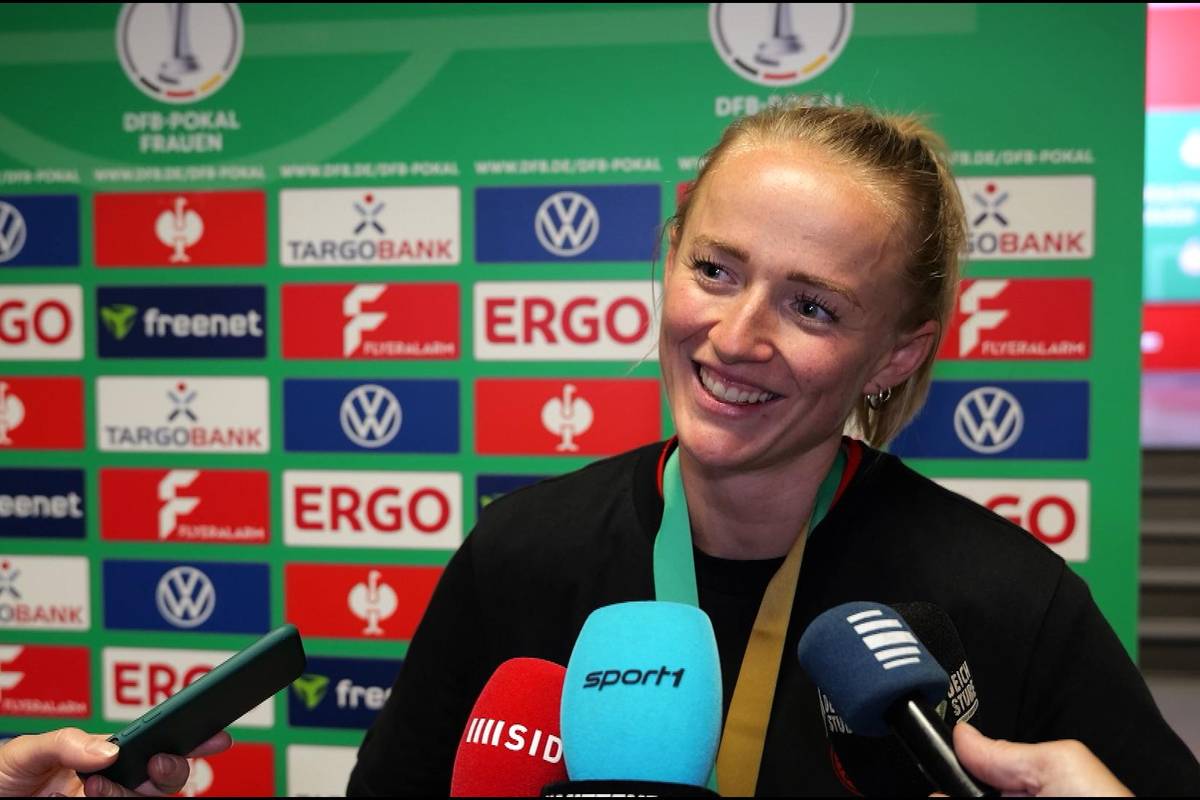 Mit ihrem Hattrick war Lea Schüller die Matchwinnerin beim DFB-Pokalsieg des FC Bayern. Als eine Reporterin ein Tor vergisst, bleibt die Stürmerin locker. Denn heute steht noch feiern auf dem Programm.