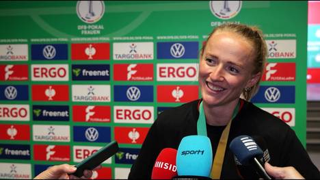 Mit ihrem Hattrick war Lea Schüller die Matchwinnerin beim DFB-Pokalsieg des FC Bayern. Als eine Reporterin ein Tor vergisst, bleibt die Stürmerin locker. Denn heute steht noch feiern auf dem Programm.