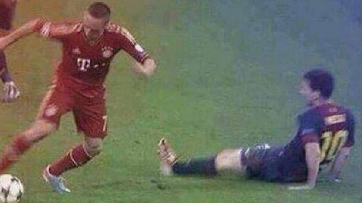 Währenddessen erinnert ein FCB-Fan noch einmal daran, dass es beim letzten Duell zwischen Bayern und Barcelona vor zwei Jahren nicht Boateng, sondern Messi höchstpersönlich ist, der auf dem Hosenboden landet. Die Message ist eindeutig: Kopf hoch, Jerome - das passiert selbst den Besten!