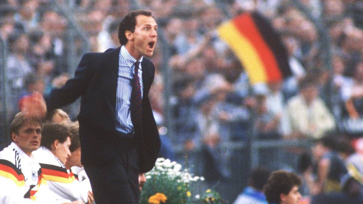 Der Rückstand wirkt wie ein Weckruf, denn nur drei Minuten später gelingt Franz Beckenbauers Mannschaft der wichtige Ausgleich. Für beide Teams ist aber im Halbfinale Schluss. Dabei muss sich das DFB-Team ausgerechnet dem Erzrivalen aus den Niederlanden (1:2) geschlagen geben