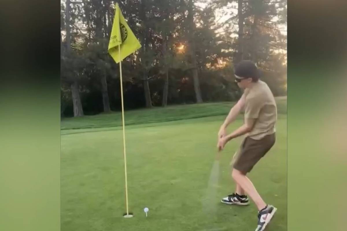In den sozialen Medien geht ein unfassbarer Golfschlag viral. Das Video wird millionenfach geklickt.