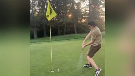 In den sozialen Medien geht ein unfassbarer Golfschlag viral. Das Video wird millionenfach geklickt.