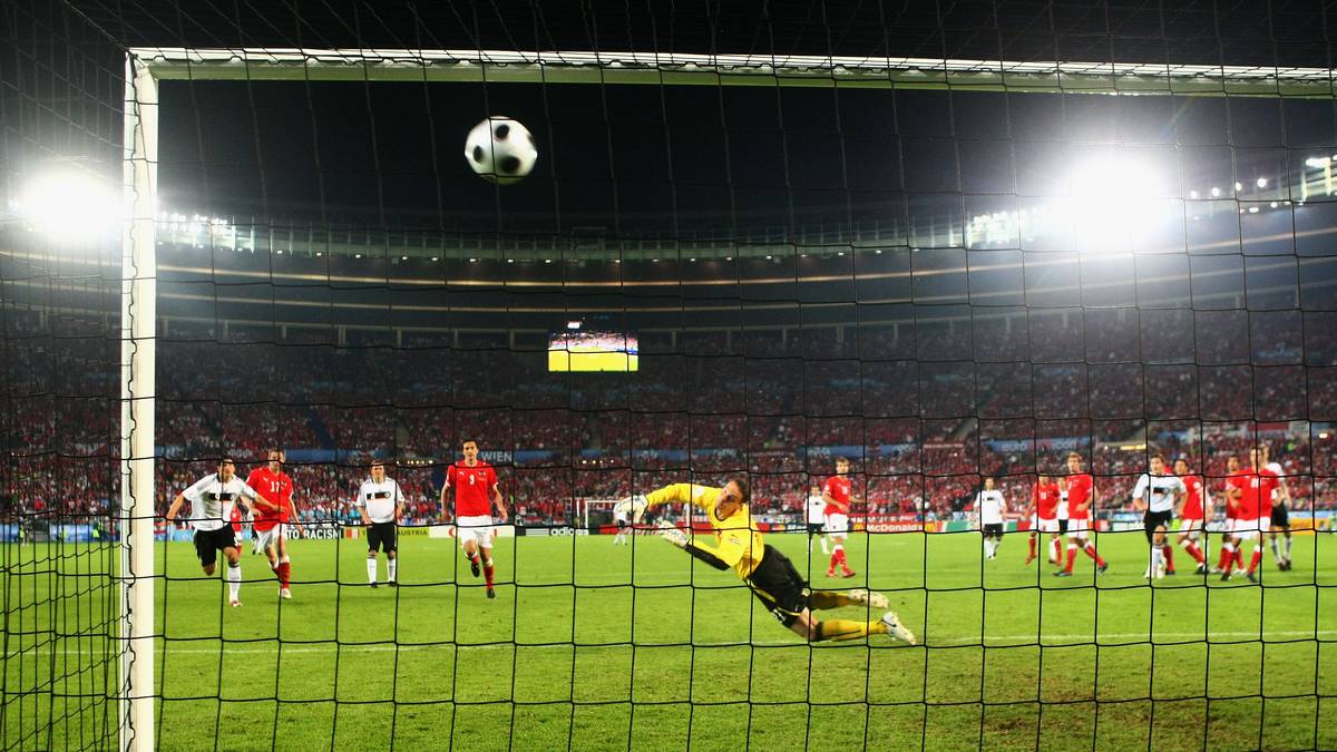 Der "Capitano" haut das Leder per Freistoß unhaltbar ins Kreuzeck. Das DFB-Team gewinnt dank Ballack 1:0 und sichert sich das Achtelfinal-Ticket