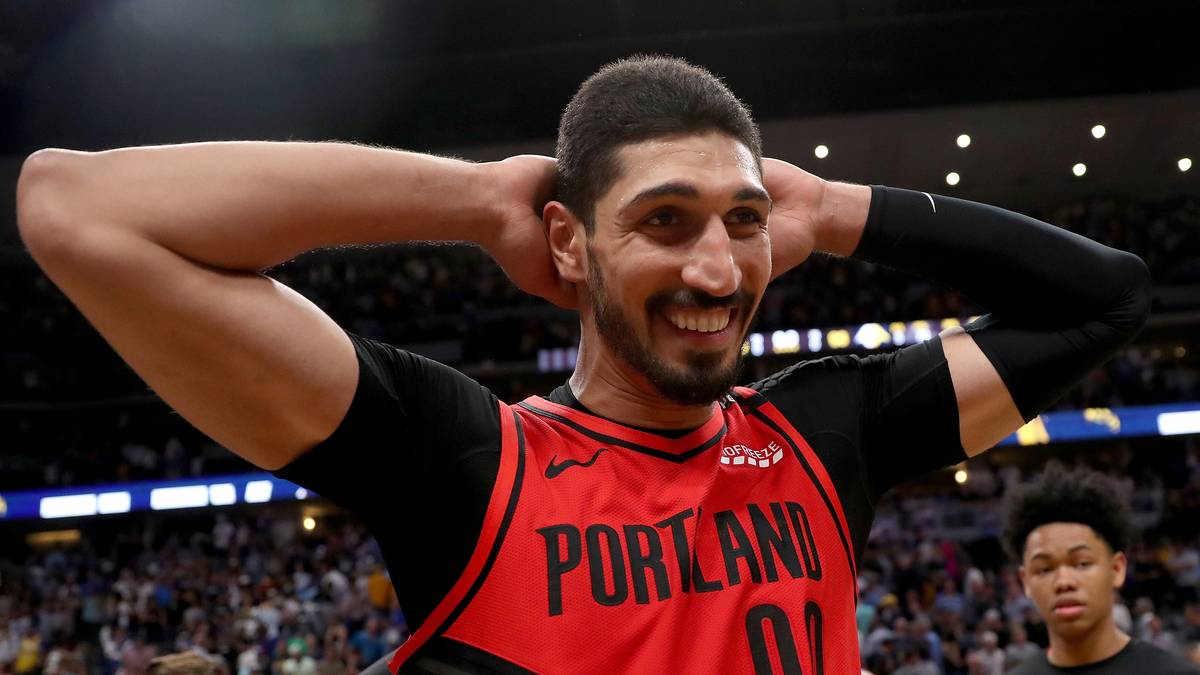 ENES KANTER (Portland Trail Blazers): In Abwesenheit des verletzten Jusuf Nurkic zeigte Kanter in den NBA-Playoffs starke Leistungen. Seine Schwächen in der Defensive sind bekannt, doch in der Offensive konnte er gegen die Oklahoma City Thunder glänzen. Die Blazers werden sicherlich alles versuchen, um ihn zu halten, da Nurkic noch eine ganze Weile ausfällt