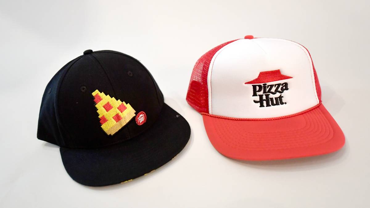 Den Beginn macht das beliebte Nahrungsmittel Pizza. Und wer könnte sich da besser platzieren und positionieren als der Weltkonzern "Pizza Hut"? Erstmalig ist er der offizielle Pizza-Partner des Super Bowls. Daher bennent sich die Fast-Food-Kette in Atlanta während des Super Bowls in "Pizza Hut Hut" um