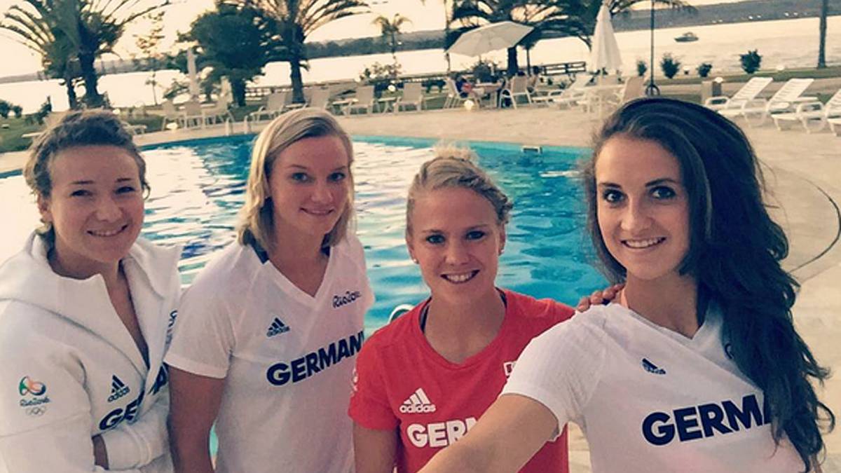 Die deutschen Fußballerinnen verbringen ihre freie Zeit am Pool. Traumtor-Schützin Sara Däbritz (r.) hält den Moment fest