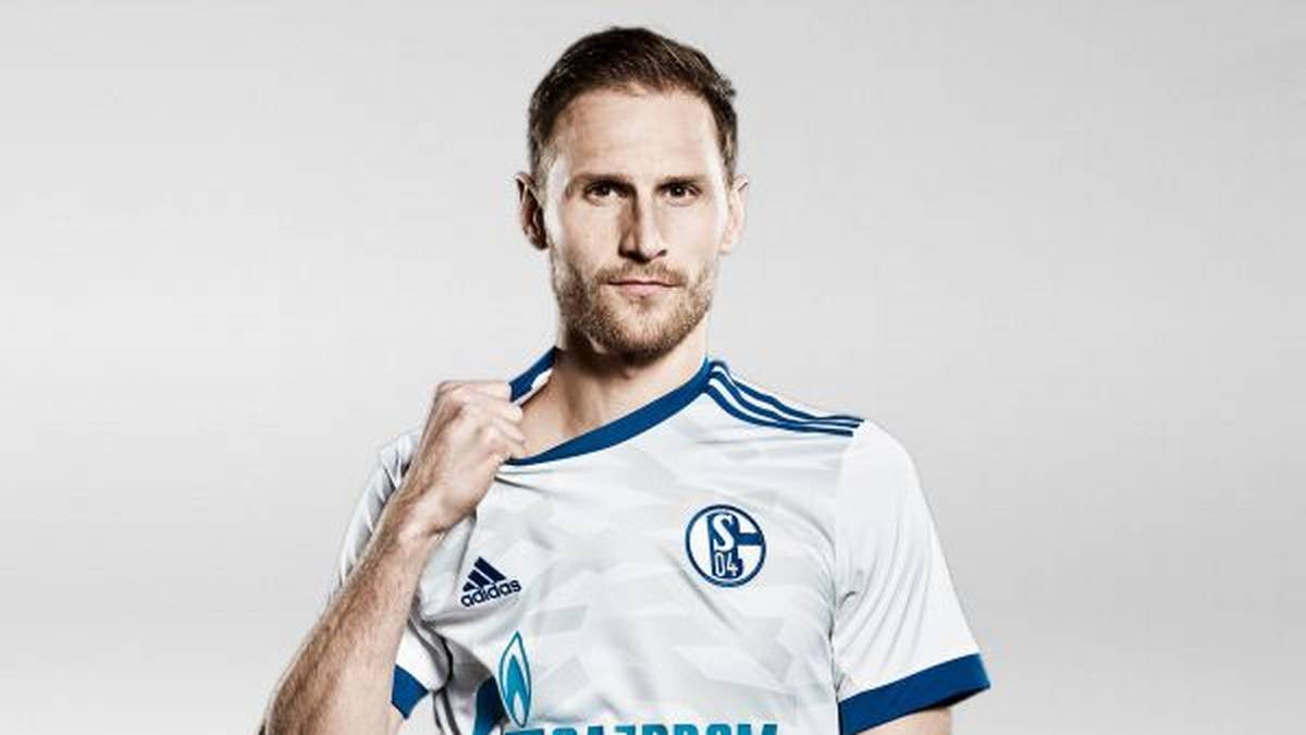 Vor den Bayern und Dortmund hatte bereits Schalke 04 das neue Auswärtstrikot präsentiert