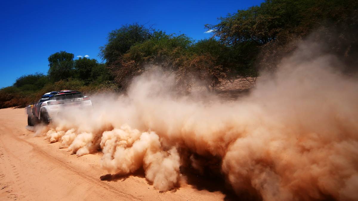 Aber auch Titelverteidiger Stephane Peterhansel bleibt dran. Nach einem enttäuschenden zwölften Platz in der Auftaktetappe, kommt er auf der zweiten immerhin als Siebter ins Ziel