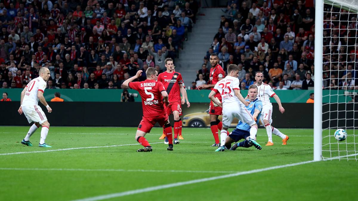 ARJEN ROBBEN (l.): Wie immer ständig in Bewegung, aber lange Zeit ohne den letzten Zug zum Tor und mit einigen Fehlpässen. In der zweiten Hälfte besser und mit der Vorarbeit zum 5:1 - SPORT1-Note: 3