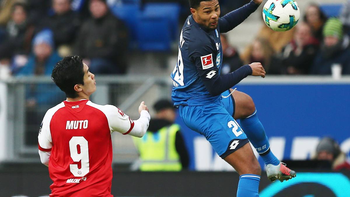 Nach der Pause bestimmen zunächst Serge Gnabry (r.) und seine Kollegen das Geschehen. Andrej Kramaric (65.) und erneut Szalai (74.) schießen ein scheinbar beruhigendes 3:1 heraus 