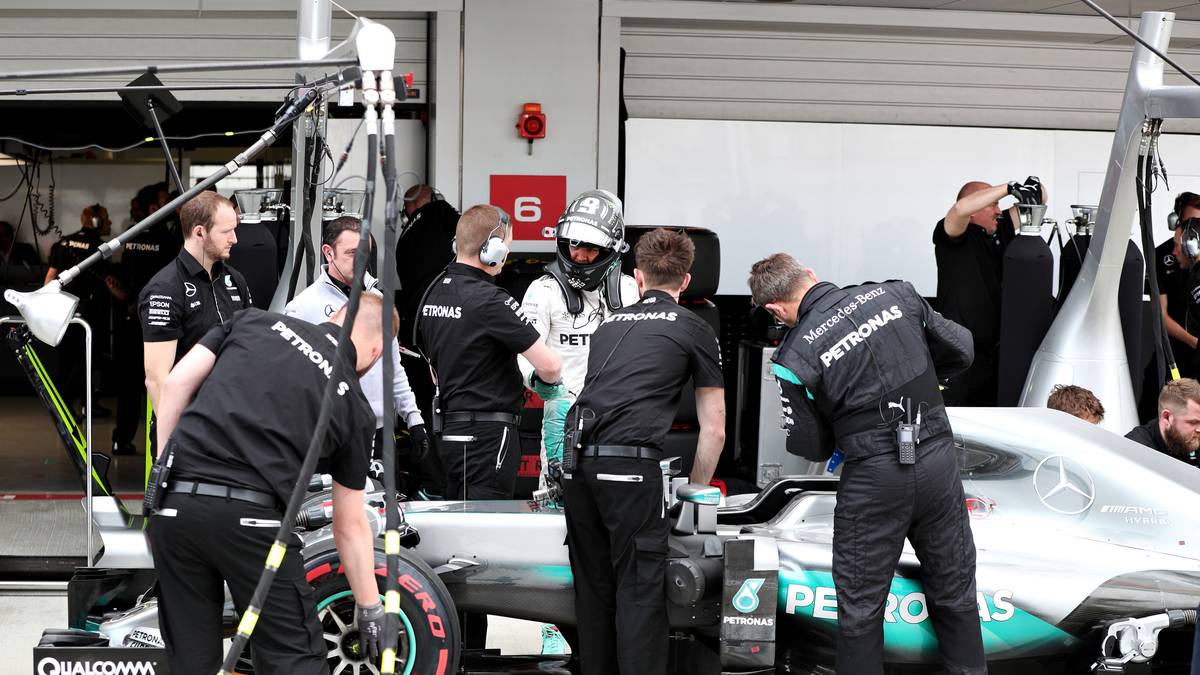 Rosberg steht damit fast automatisch als Pole-Setter fest. Der WM-Leader dreht eine schnelle Runde, erlaubt sich im zweiten Versuch einen Fehler und stellt seinen Mercedes dann bereits einige Minuten vor Ende des Qualifyings ab