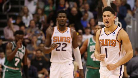 Devin Booker (r.) von den Phoenix Suns gewann das Finale gegen seinen Teamkollegen Deandre Ayton (l.)