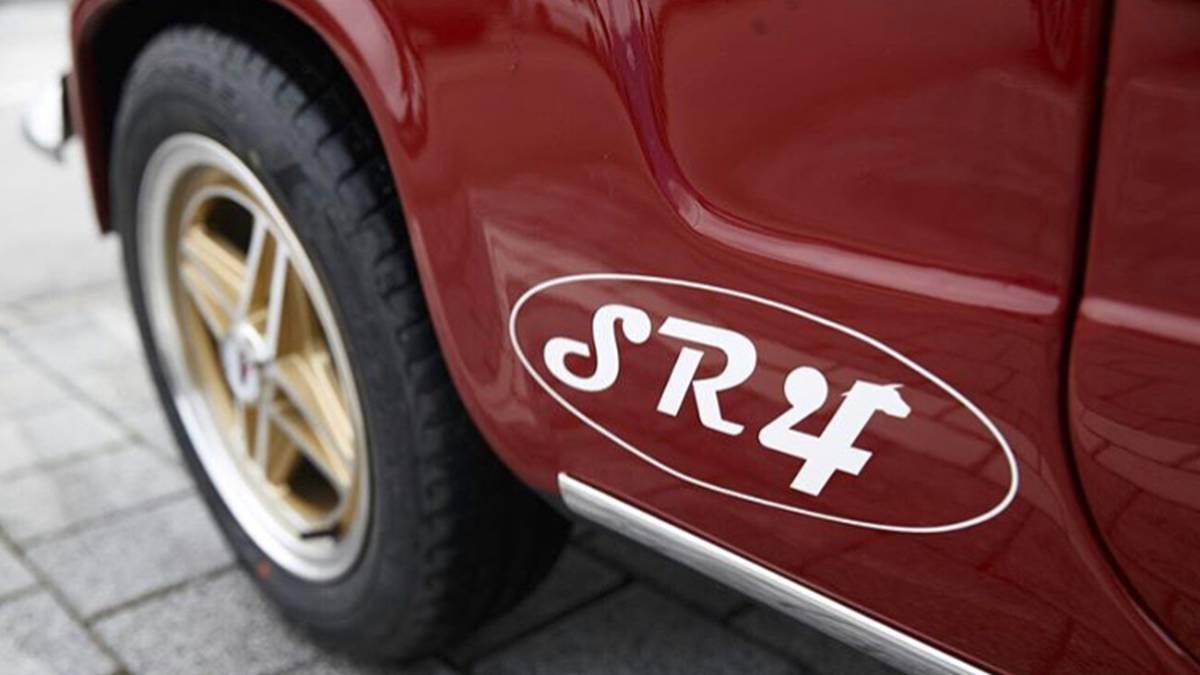 Die Initialen seines Namens sowie seine Rückennummer 4 dürfen auf diesem außergewöhnlichen Schmuckstück natürlich nicht fehlen