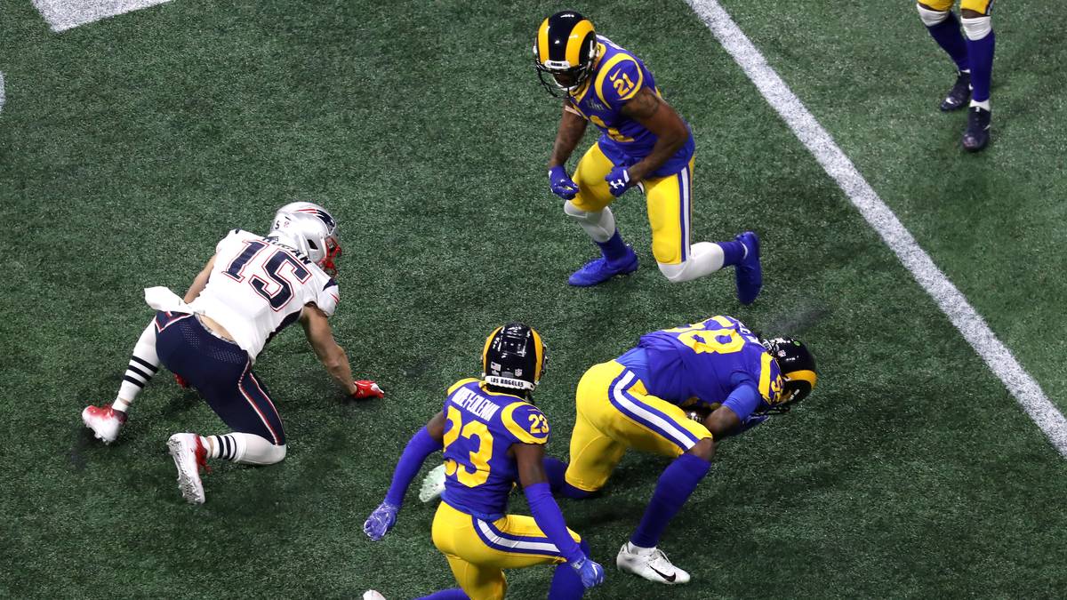 Sein Wurf ist für Receiver Hogan nicht zu fangen und wird von Rams-Verteidiger Littleton eingesammtl