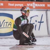 Verrückte Disqualifikation im Skispringen: Ein Gang auf die Toilette wird Pawel Wasek aus Polen zum Verhängnis. Sein Trainer schimpft über die Umstände.   