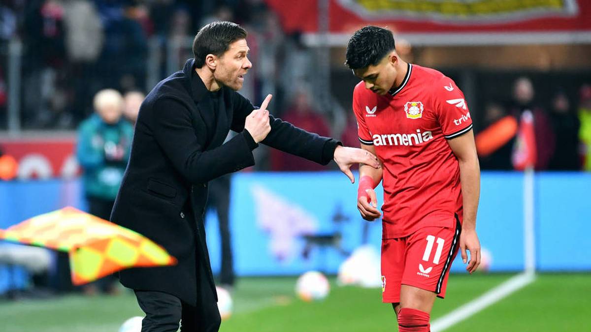 Leverkusen-Trainer Xabi Alonso gibt seinem Spieler Nadiem Amiri Anweisungen von der Seitenlinie