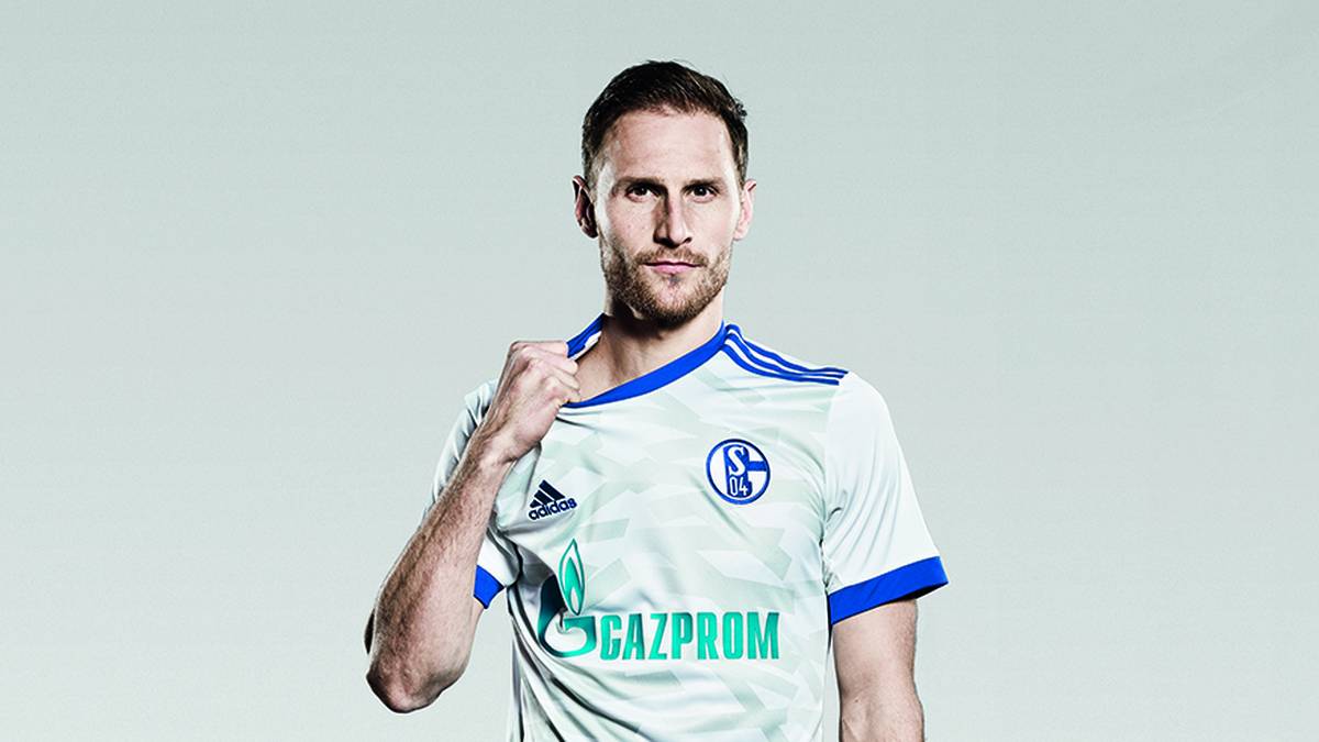 SCHALKE 04: Mit dem neuen Auswärtstrikot kommt Schalke dem Wunsch seiner Fans nach. Weiß und blau - schlicht, klassisch und voll Tradition. Kapitän Benedikt Höwedes hat noch Probleme mit dem Kragen, aber das wird schon