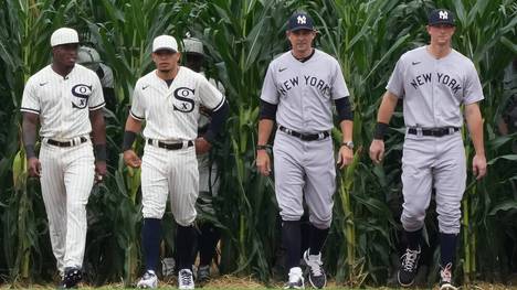 Spieler der Chicago White Sox und New York Yankees stellen Szenen aus "Field of Dreams" nach