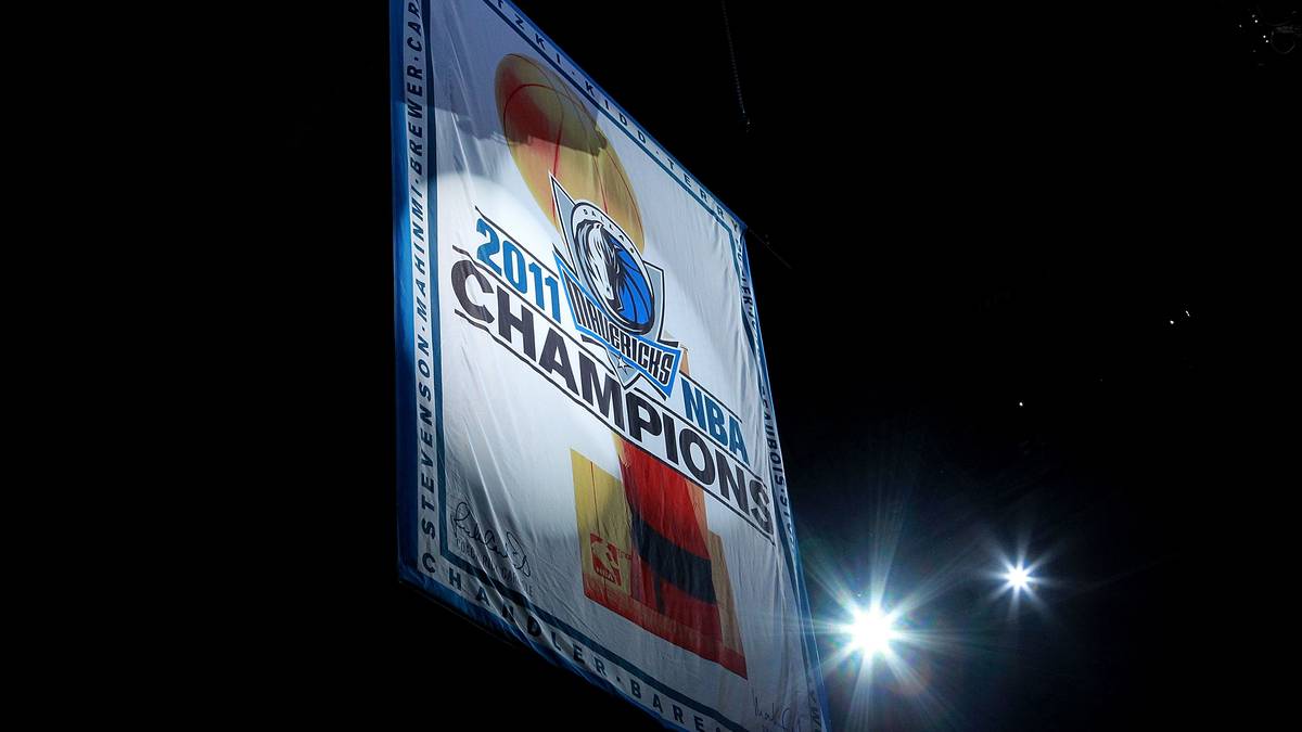 ...und ihr verdientes Plätzchen neben dem Meisterbanner von 2011 bekommen. Mit dem Titelgewinn gegen die Miami Heat machte sich Nowitzki unsterblich, es war aber bei weitem nicht das einzige Highlight seiner großen Karriere