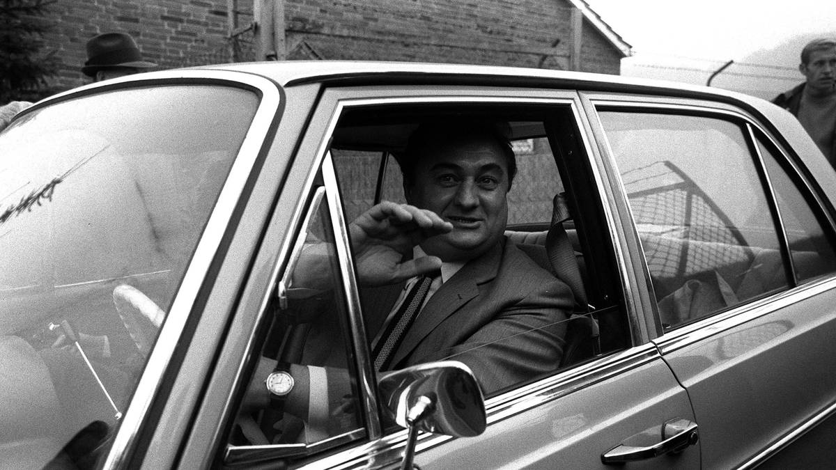 Posipal kam auf insgesamt 32 Länderspiele (1 Tor). Auf Vereinsebene mit dem Hamburger SV achtmal Oberliga-Nord-Meister. Nach der Fußballkarriere fast 40 Jahre lang Vertreter eines Möbelunternehmens. Starb 1997 im Alter von 69 Jahren an Herzversagen