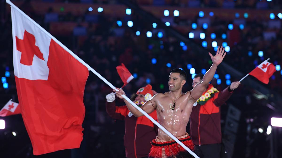 TOP - PITA TAUFATOFUA: Der Athlet aus Tonga tritt nach seiner Teilnahme bei den Olympischen Sommerspielen 2014 (im Taekwondo) bei den Winterspielen von Pyeongchang im Ski-Langlauf an. Trotz Eiseskälte besteht der Fahnenträger wie schon in Rio darauf, oben ohne einzulaufen