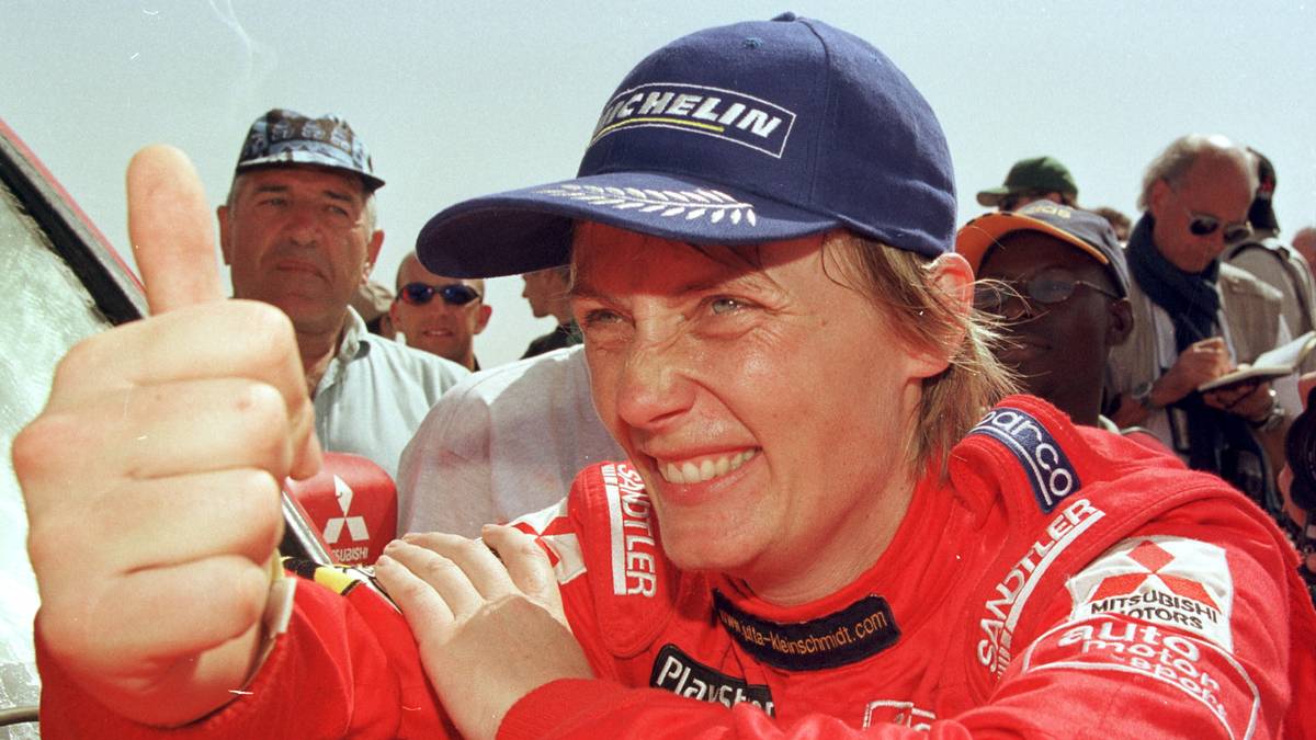 Germany's Jutta Kleinschmidt gives a thumb up afte Insgesamt stand Jutta Kleinschmidt vier Mal bei dr Rallye Paris - Dakar auf dem Podium. 2001 fierte sie mit dem Gesamtsieg ihr Karrierehighlight