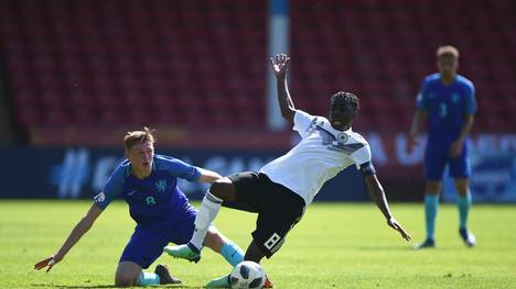 Matondo-Merveille Papela (r.) unterlag mit der deutschen U17 gegen die Niederlande