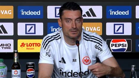 Albert Riera versteht eine Reporter-Frage auf der Pressekonferenz der Eintracht vor dem Bundesliga-Duell mit dem 1. FC Köln nicht - und hakt bei dem Journalisten nach. 