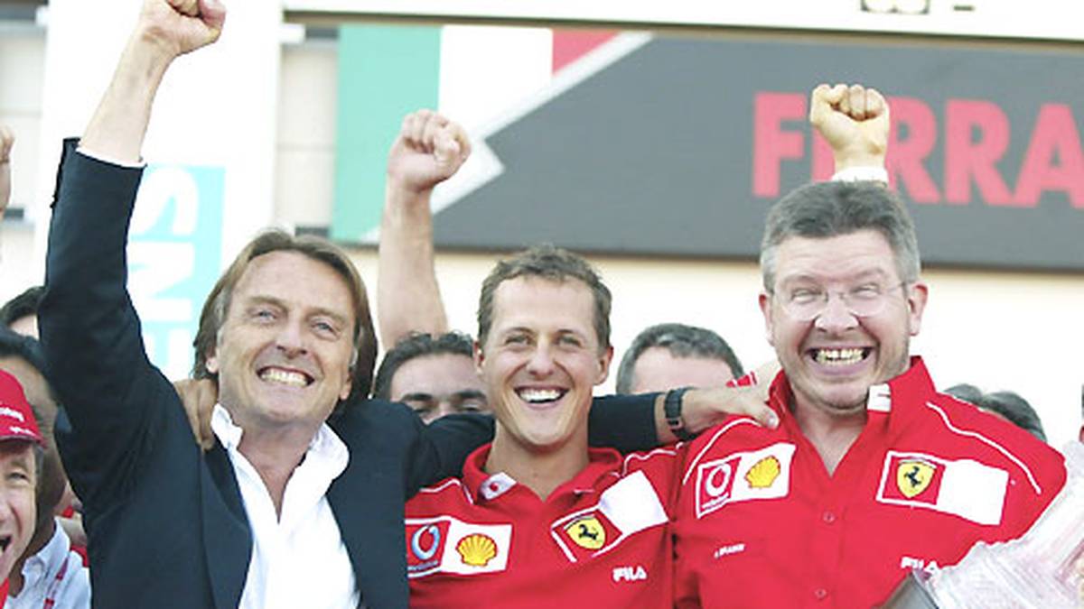 Ein Bild aus erfolgreicheren Tagen: Luca di Montezemolo (l.) feiert einen der vielen Triumphe von Michael Schumacher. Der Deutsche führte Ferrari zusammen mit dem britischen Technikgenie Ross Brawn (r.) zu zahlreichen Erfolgen
                  
                  