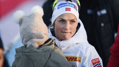 Therese Johaug hat ihre Tochter auf dem Arm