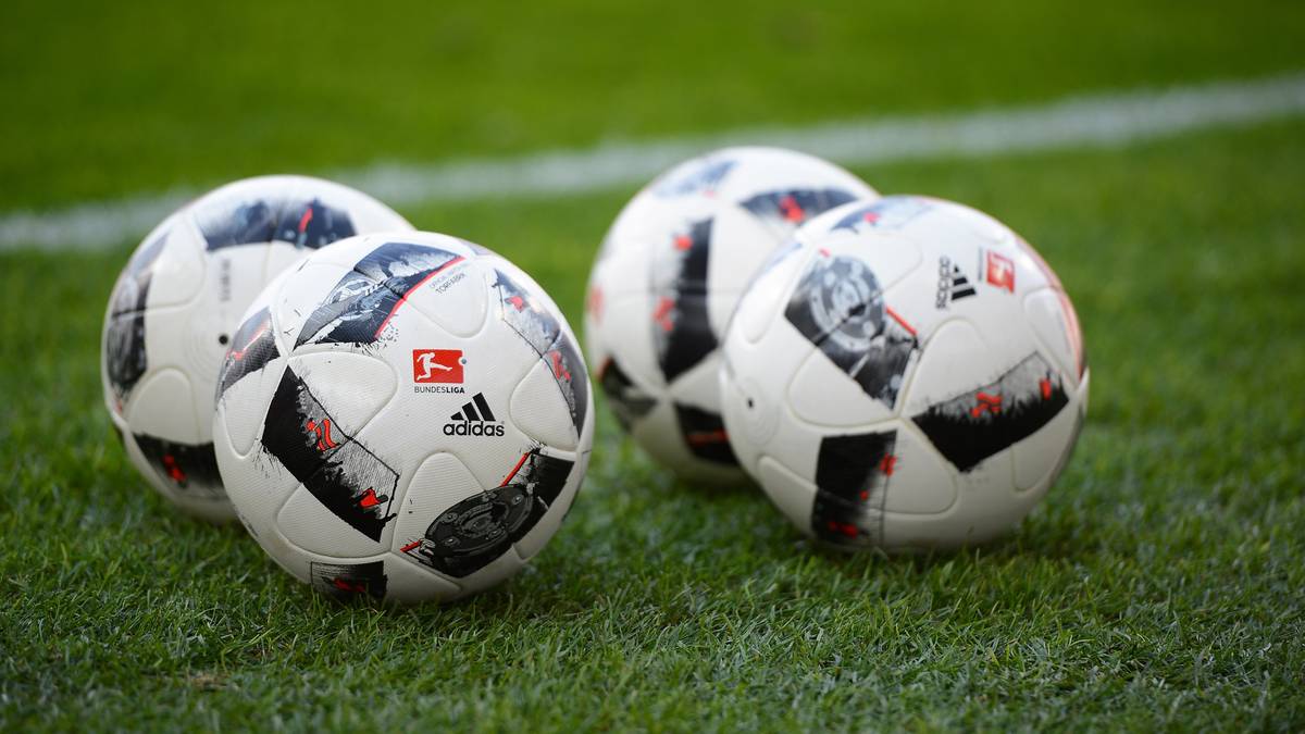 SAISON 2016/17: Ein Jahr später gingen die Bundesliga-Stars mit dieser vergleichweise farblosen Variante der "Torfabrik" auf Torejagd