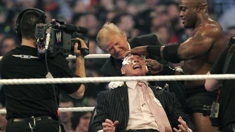 Donald Trump (M., mit Wrestler Bobby Lashley) rasierte 2007 WWE-Chef Vince McMahon eine Glatze