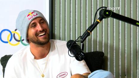 Leon Glatzer ist professioneller Surfer. Bei Deep Dive spricht er über die besondere Atmosphäre, die beim Surfen durch ein Barrel herrscht.