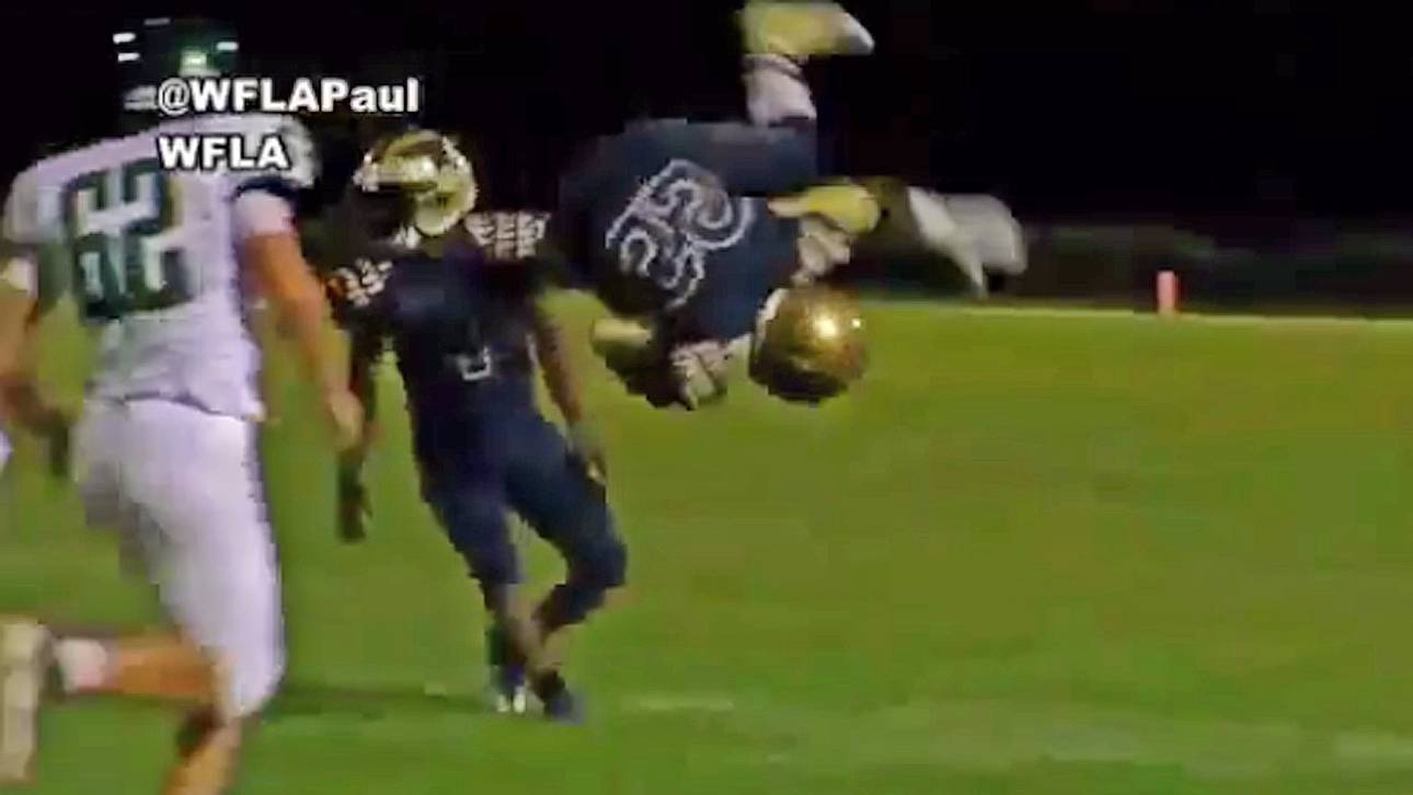 Footballer weicht mit Salto aus