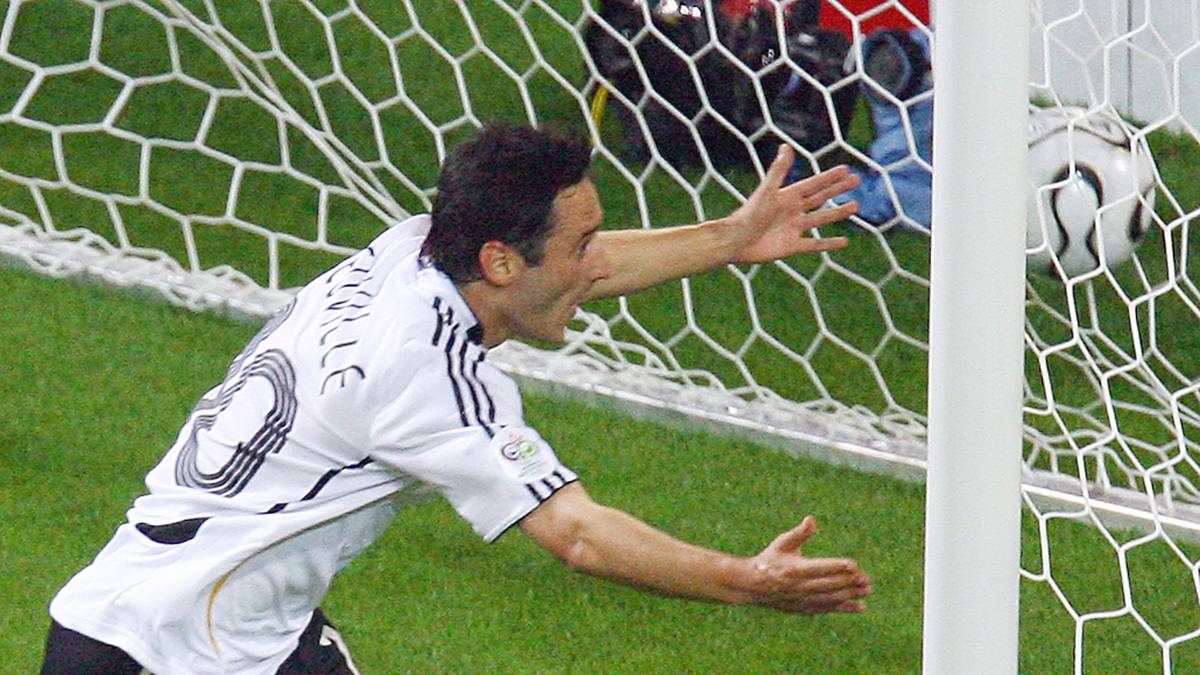 Ab ihrem ersten Länderspiel im Westfalenstadion am 17. April 1974 gegen Ungarn (5:0) bleibt das DFB-Team über 32 Jahre lang in Dortmund ungeschlagen. Erst nach zwölf Spielen ohne Niederlage (Elf Siege, ein Remis) endet diese Serie, als…