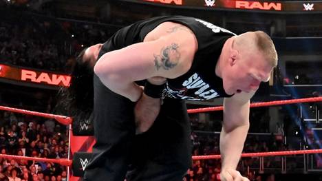 Brock Lesnar kassierte bei WWE Monday Night RAW gleich mehrere Tiefschläge von Seth Rollins